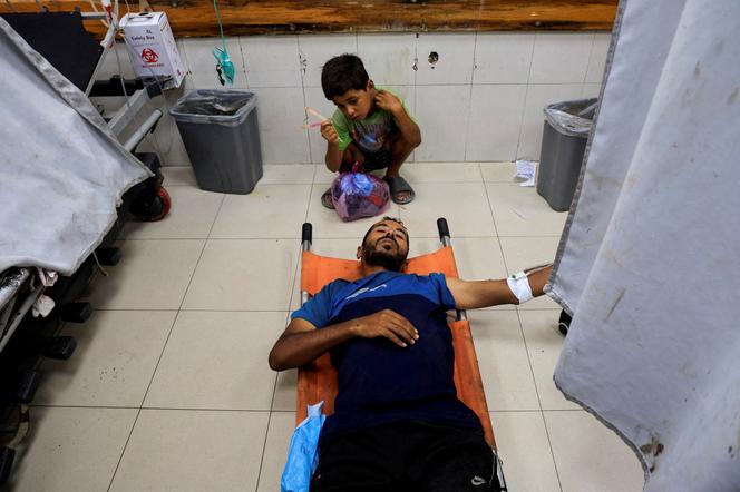 أصيب بجروح فلسطينية في ضربات إسرائيلية على خان يونيس وابنه ، في مستشفى ناصر في خان يونز ، في قطاع غزة ، في 14 يوليو 2025.
