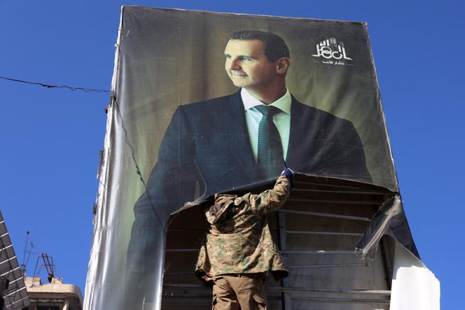 تمزقت صورة لشار الأسد في شارع في حلب ، 30 نوفمبر 2024.
