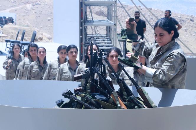 يستعدون مقاتلي من حزب العمال كردستان (PKK) لحرق الأسلحة خلال حفل في سوليماني ، في كردستان العراقي في 11 يوليو 2025.