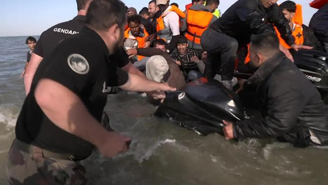 الصورة المستخرجة من مقطع فيديو تم بثه في 4 يوليو 2025 من قبل بي بي سي ، والتي انفجرت عليها الفرنسية مع طعن زورق هوائي محملة بعشرات من المهاجرين.
