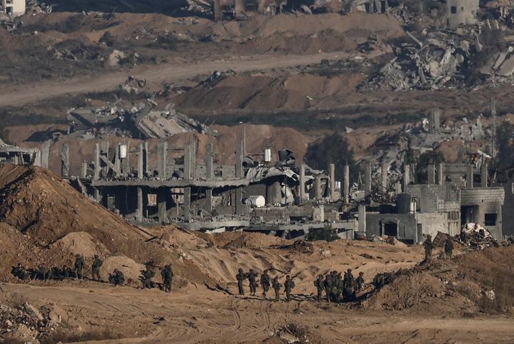 عملية الجنود الإسرائيليين في غزة ، التي شوهدت من الحدود الإسرائيلية في 6 يوليو 2025.