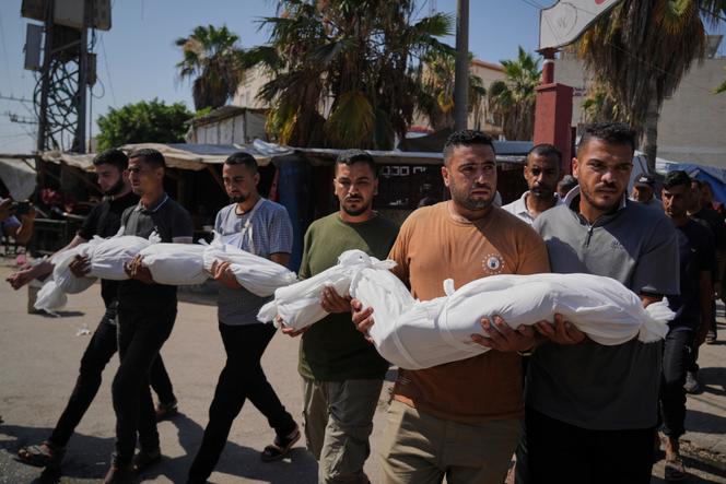 يحمل الأقارب جثث شقيقتان ، ميرا وسباه بشير (8 و 10 سنوات) قتلوا بتفجير للجيش الإسرائيلي في دير كالاه ، في قطاع غزة ، في 2 يوليو 2025. 