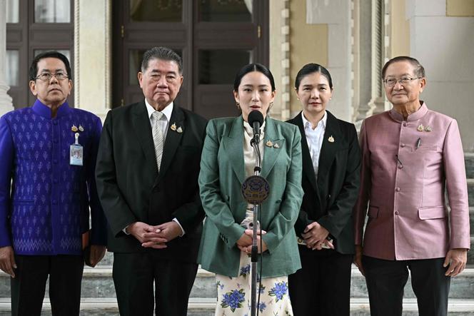 رئيس الوزراء التايلاندي Paetongtarn Shinawatra (في المركز) عقب تعليقها من قبل المحكمة الدستورية في البلاد في مقر الحكومة في بانكوك في 1 يوليو 2025. 
