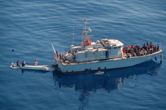 المنظر الجوي لسفينة خفر السواحل الليبية مع المهاجرين على الجسر ، في منطقة البحث والإنقاذ ، قبالة الساحل الليبي ، في 11 مايو 2019. 