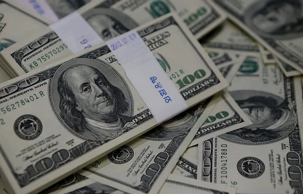 الدولار يستقر قرب أدنى مستوياته في 3 سنوات ونصف