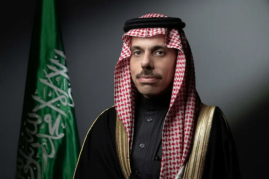 وزير الخارجية يبحث مستجدات المنطقة مع نظيره البريطاني