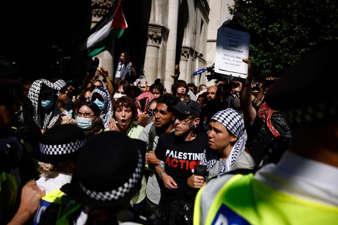 المتظاهرون أمام المحكمة العليا في لندن في 4 يوليو 2025 ، بعد الحظر على مجموعة فلسطين. 