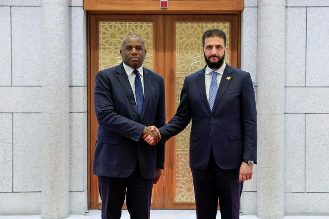 خلال اجتماع في دمشق بين رئيس الدبلوماسية البريطانية ، ديفيد لامي ، والرئيس السوري القائم بأعمال ، أحمد الشارا ، في 5 يوليو 2025.