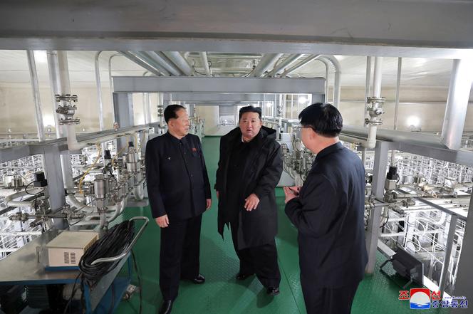 تُظهر صورة غير مؤرخة من قبل الوكالة الرسمية KCNA عبر KNS ، في 29 يناير 2025 ، الزعيم الكوري الشمالي كيم جونغ أون يتفقد موقع إنتاج للمعدات النووية ومختبر الأسلحة النووية ، في مكان غير معروف في كوريا الشمالية. 