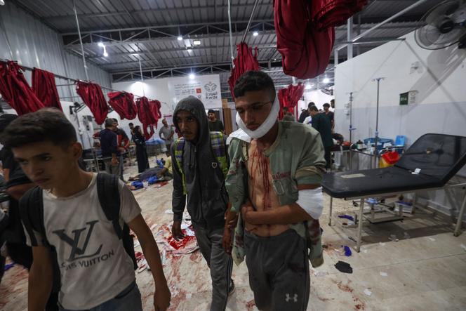 الأشخاص الذين يعانون من إطلاق النار الإسرائيليين على توزيع المساعدات الغذائية التي أنشأتها مؤسسة غزة الإنسانية (GHF) على الطريق إلى صلاح الدين ، في مستشفى الودة في معسكر Nusiirat للاجئين ، في مركز غزة في 24 يونيو 2025.