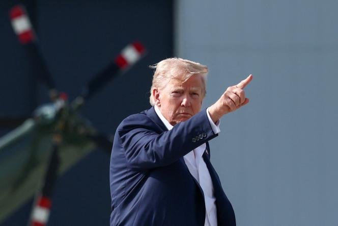 الرئيس الأمريكي دونالد ترامب لديه لفتة قبل أن يحصل على سلاح الجو الأول أثناء عودته إلى واشنطن العاصمة ، خسارة ، اسكتلندا ، المملكة المتحدة ، 29 يوليو 2025.