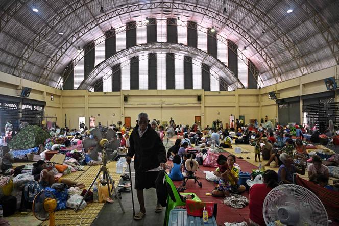 تم إجلاء الناس في صالة للألعاب الرياضية في ميدان جامعة سوريترا راجباتات في مقاطعة سورن التايلاندية في 25 يوليو 2025.