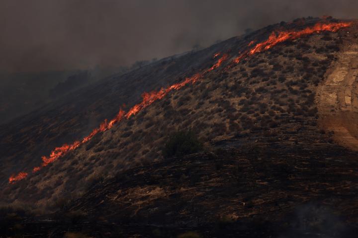 على موقع Madre Fire الإلكتروني بالقرب من New Cuyama (كاليفورنيا) في 3 يوليو 2025.