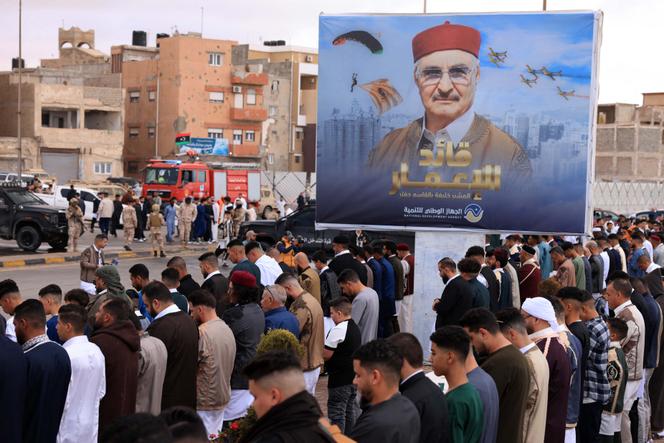 بمناسبة عيد الفطر ، بمناسبة الاستراحة في صوم شهر رمضان ، يصل ليبيان تحت صورة المارشال هافتار ، في بنغازي ، في 31 مارس 2025.