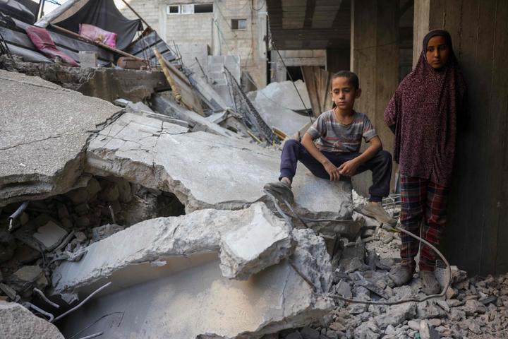 خلال عملية لتغطية الوفيات والجرحى ، في أعقاب هجوم إسرائيلي ، في مقاطعة الشيخ رادوان ، غزة ، في 6 يوليو 2025.