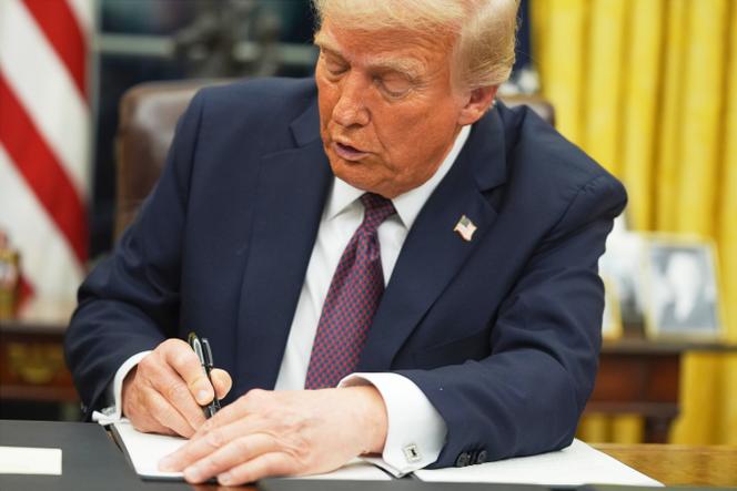 دونالد ترامب في توقيع المرسوم على القانون ، في 20 يناير 2025 في واشنطن.