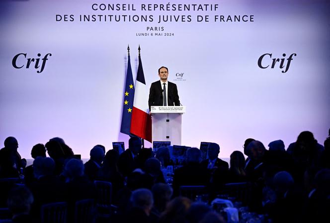 يهدف يوناثان أرفي ، رئيس المجلس التمثيلي للمؤسسات اليهودية في فرنسا (CRIF) ، إلى المشاركين خلال حفل عشاء CRIF السنوي ، في كاروسيل دو لوفري في باريس ، في 6 مايو 2024.