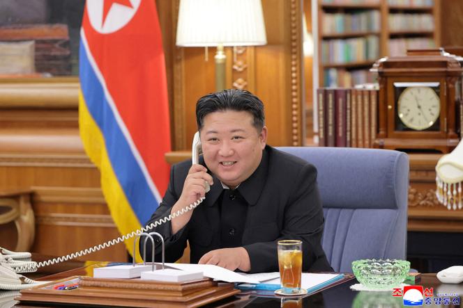 تم بث الصور من قبل وكالة KCNA التي تبين الزعيم الكوري الشمالي كيم جونغ أون ، متحدثًا عبر الهاتف مع الرئيس الروسي فلاديمير بوتين ، في بيونغ يانغ ، في 13 أغسطس 2025.