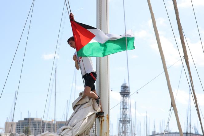 على جزء من قارب من الأسطول الذي يسعى إلى تقديم مساعدة إنسانية إلى غزة ، برشلونة ، 30 أغسطس 2025.
