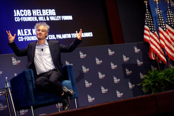 أليكس كارب ، راعي Palantir Technologies ، خلال مائدة مستديرة بعنوان 