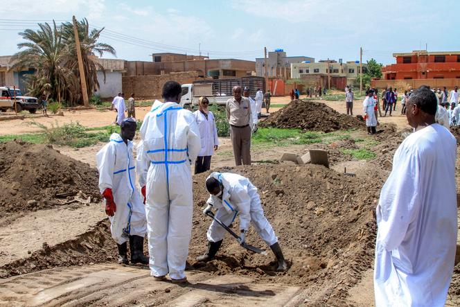 في 2 أغسطس ، 2025 في الخرطوم (السودان) ، الذي دمرته الحرب ، تعهد المتطوعون في الهلال الأحمر بإخراج جثث المقابر المرتجلة أثناء القتال ، حتى تتمكن عائلات الضحايا من تقديم جنازة تستحقهم.