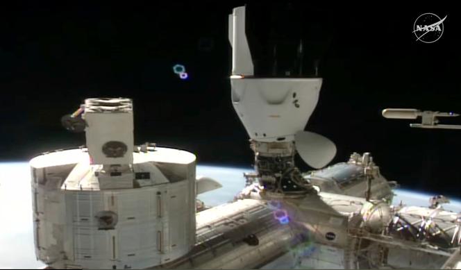 كبسولة تنين الطاقم من Spacex مرسومة في محطة الفضاء الدولية (ISS) ، في 2 أغسطس 2025.
