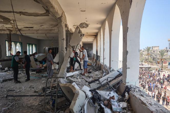 بعد إضراب إسرائيلي على مدرسة خديجة ، التي كانت تضم النازحين في دير البلا ، في وسط قطاع غزة ، في 27 يوليو 2024.