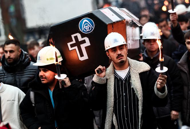 عمال مجموعة Thyssenkrupp ، خلال مظاهرة ضد تخفيضات الوظائف في ألمانيا الغربية في 12 ديسمبر 2024.