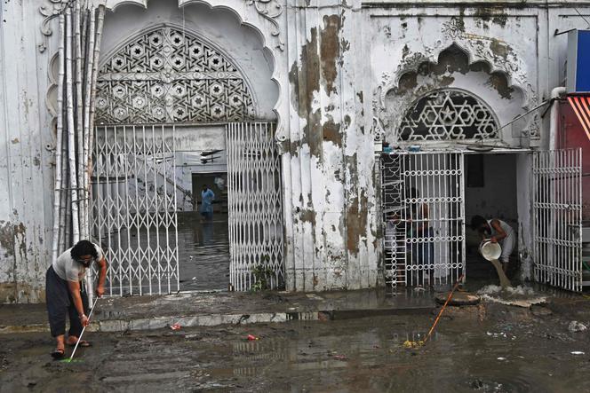 يقوم العمال بإخلاء المياه بعد طوفان مسجد بسبب هطول أمطار الرياح الموسمية في كراتشي ، باكستان ، 20 أغسطس 2025.  