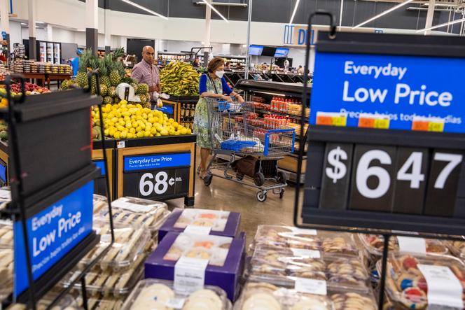 في سوبر ماركت Walmart في Secaucus (نيو جيرسي) في 11 يوليو 2024.