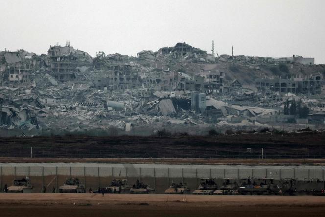 المركبات المدرعة الإسرائيلية على طول حاجز الانفصال مع غزة في 21 أغسطس 2025. 