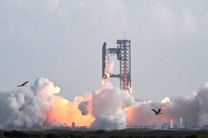 تنطلق سيارة Megafusée Starship of SpaceX من Starbase ، بالقرب من بوكا تشيكا (تكساس) ، 26 أغسطس 2025.