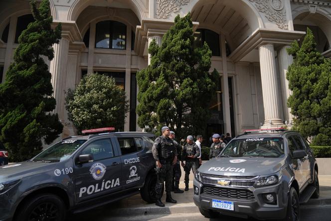 الشرطة حضانة خلال عملية استثمارية للاستثمار وقطاع الوقود ، شارع فاريا ليما ، في ساو باولو ، البرازيل ، 28 أغسطس 2025.