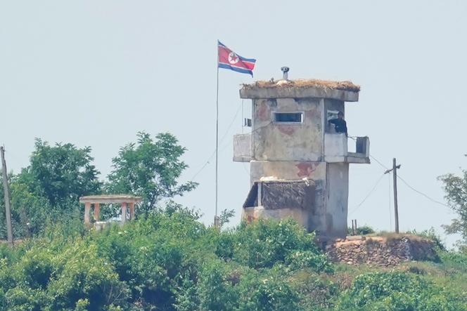 محطة حراسة عسكرية كوريا الشمالية حيث تطفو العلم الوطني ، شوهد منذ باجو ، كوريا الجنوبية ، 26 يونيو 2024.