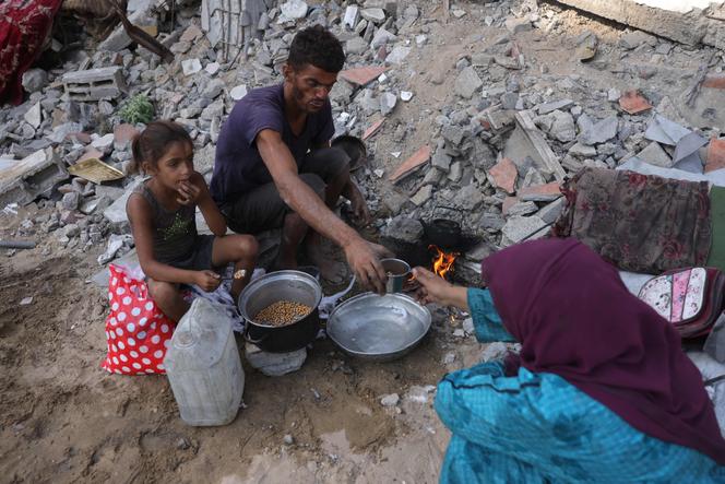 استقرت عائلة نازحة في وسط الدمار في جاباليا ، في شمال قطاع غزة ، في 24 أغسطس 2025.