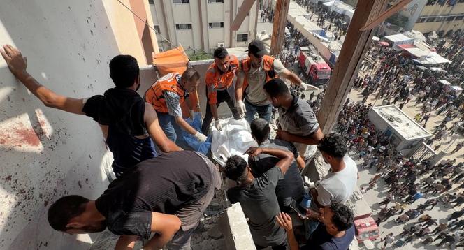 يقوم رجال الإنقاذ بإخلاء جثة المراسل الفلسطيني حوسام الماسري ، الذين قتلوا خلال ضربة إسرائيلية في مستشفى ناصر في خان يونيس في 25 أغسطس 2025. تأتي هذه الصورة من مقطع فيديو أطلق عليه رويترز هاتم خالد ، الذي أصيب بجروح بعد بضع دقائق ، خلال ضربة ثانية.