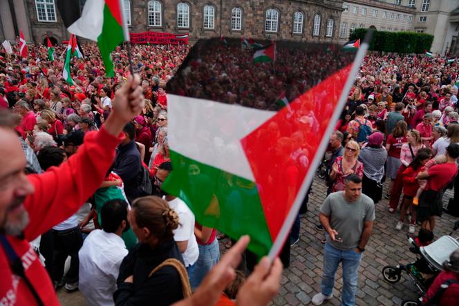 مظاهرة لدعم الفلسطينيين ، التي تنظمها منظمة العفو الدولية ، دنمارك ، دانشورشيد ، المجلس الدنماركي للاجئين ، السلام الأخضر ، الدعم الإعلامي الدولي ، أوكسفام دنمارك على مكان دو باليس دي كريستيانسبورغ ، في كوبنهاجن ، 18 يونيو 2025.