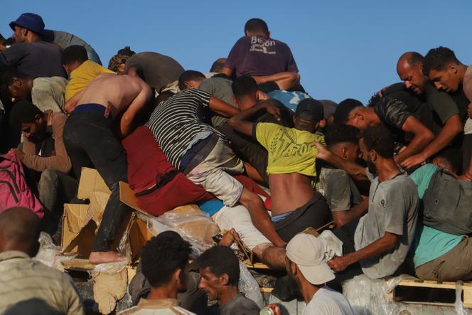 على متن شاحنة محملة بالطعام والمساعدات الإنسانية بالقرب من رفه ، في جنوب قطاع غزة ، في 4 أغسطس 2025.