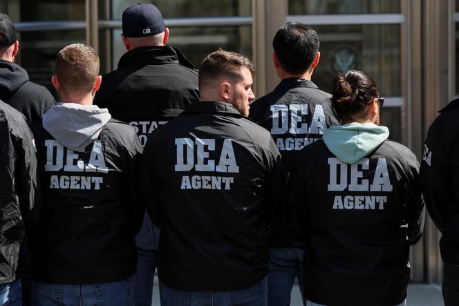 يقف أعضاء إدارة مكافحة المخدرات (DEA) أمام قصر Brooklyn Federal Justice في يوم جلسة المؤسس المشارك لـ Guadalajara Cartel ، Rafael Caro Quintero ، في بروكلين ، نيويورك ، الولايات المتحدة ، 26 مارس 2025.