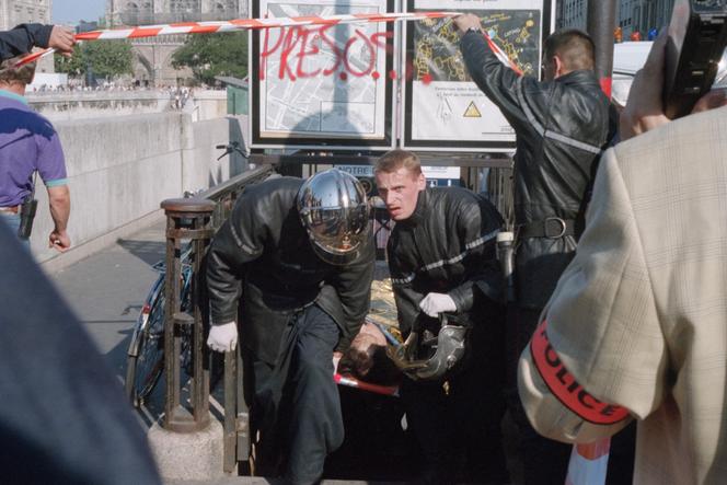 عمال الإنقاذ بعد الهجوم في محطة Rer Saint-Michel في باريس في 25 يوليو 1995.