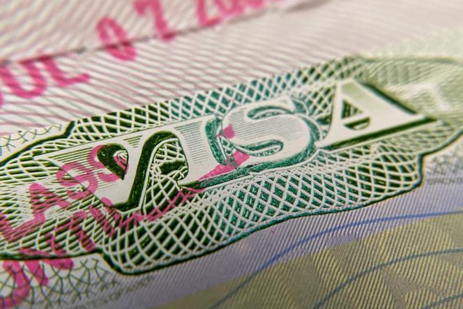 صورة توضيحية لتأشيرة للولايات المتحدة مختومة في لوس أنجلوس في يونيو 2020.