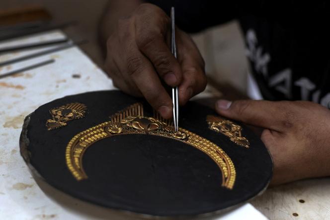 يعمل Goldsmith على قلادة ذهبية في ورشة عمل في أحمد آباد (الهند) ، 31 يوليو 2025. 
