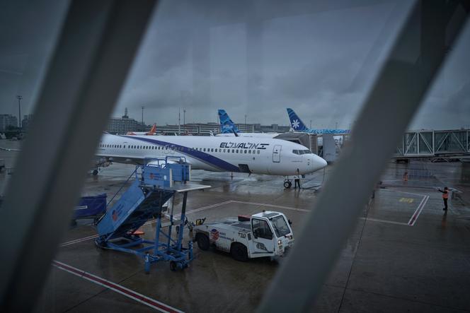 طائرة من الشركة الإسرائيلية El Al في المحطة 2 من مطار Roissy-Charles-De-Gaulle في 12 مايو 2025. 