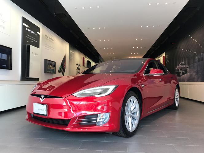 عرض Tesla Model S في سانتا مونيكا ، كاليفورنيا ، 4 يناير 2018.