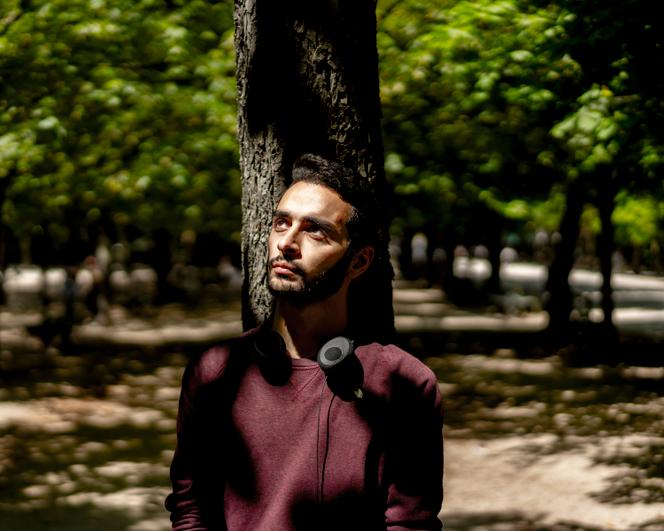 وصل محمد هيلز من غزة إلى باريس في أبريل ، ويقدر هدوء حديقة لوكسمبورغ ، 18 يونيو 2025. 