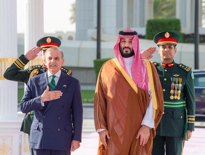 يرحب ولي العهد في المملكة العربية السعودية ، محمد بن سلمان (يمين) ، برئيس الوزراء الباكستاني ، شيباز شريف ، في الرياض ، في صورة مقدمة من وكالة الأنباء السعودية ، في 17 سبتمبر 2025.