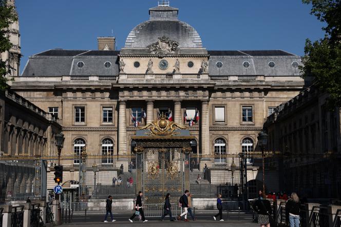 Palais de Justice of the Island of the City ، في باريس ، حيث تقع محكمة Assize الخاصة في 28 أبريل 2025.