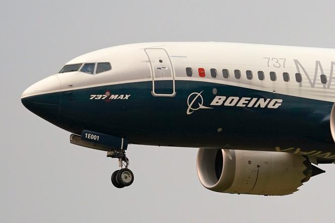 A Boeing 737 Max في الهبوط في Boeing Field بعد رحلة اختبار في سياتل ، 30 سبتمبر 2020. 