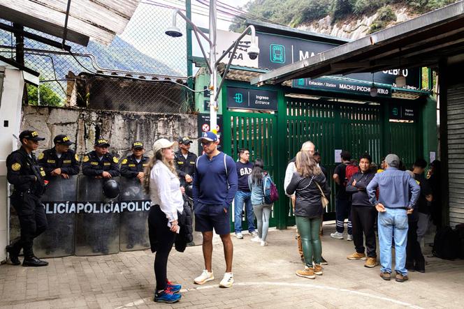 انطلقت الشرطة في الحجز بجوار مجموعة من السياح في محطة قطار ماتشو بيتشو بويبلو في بيرو في 16 سبتمبر 2025.  