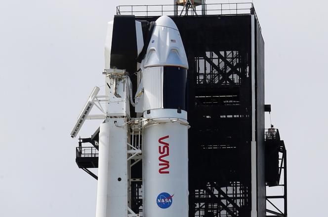 صاروخ Spacex Falcon 9 يعلوه سفينة تنين طاقم ، في مركز كينيدي للفضاء ، في كاب كانافيرال (فلوريدا) ، 13 نوفمبر 2020.